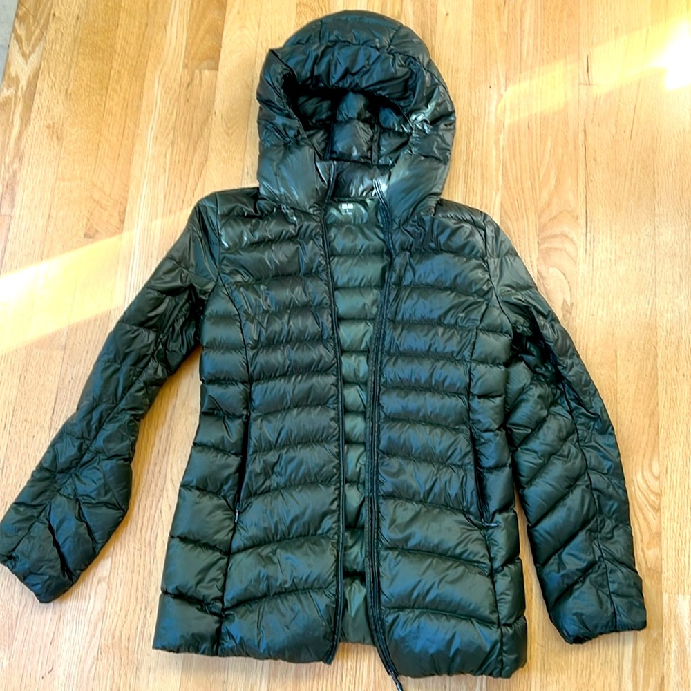Uniqlo women’s green ultra lightweight down size small